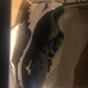 Dominant 2 features Mizuno’s iconic 9 SPIKE®